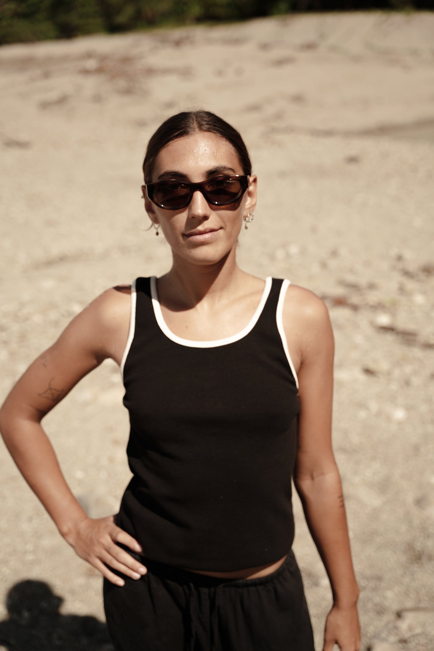 Tank Top - Negro borde Crudo