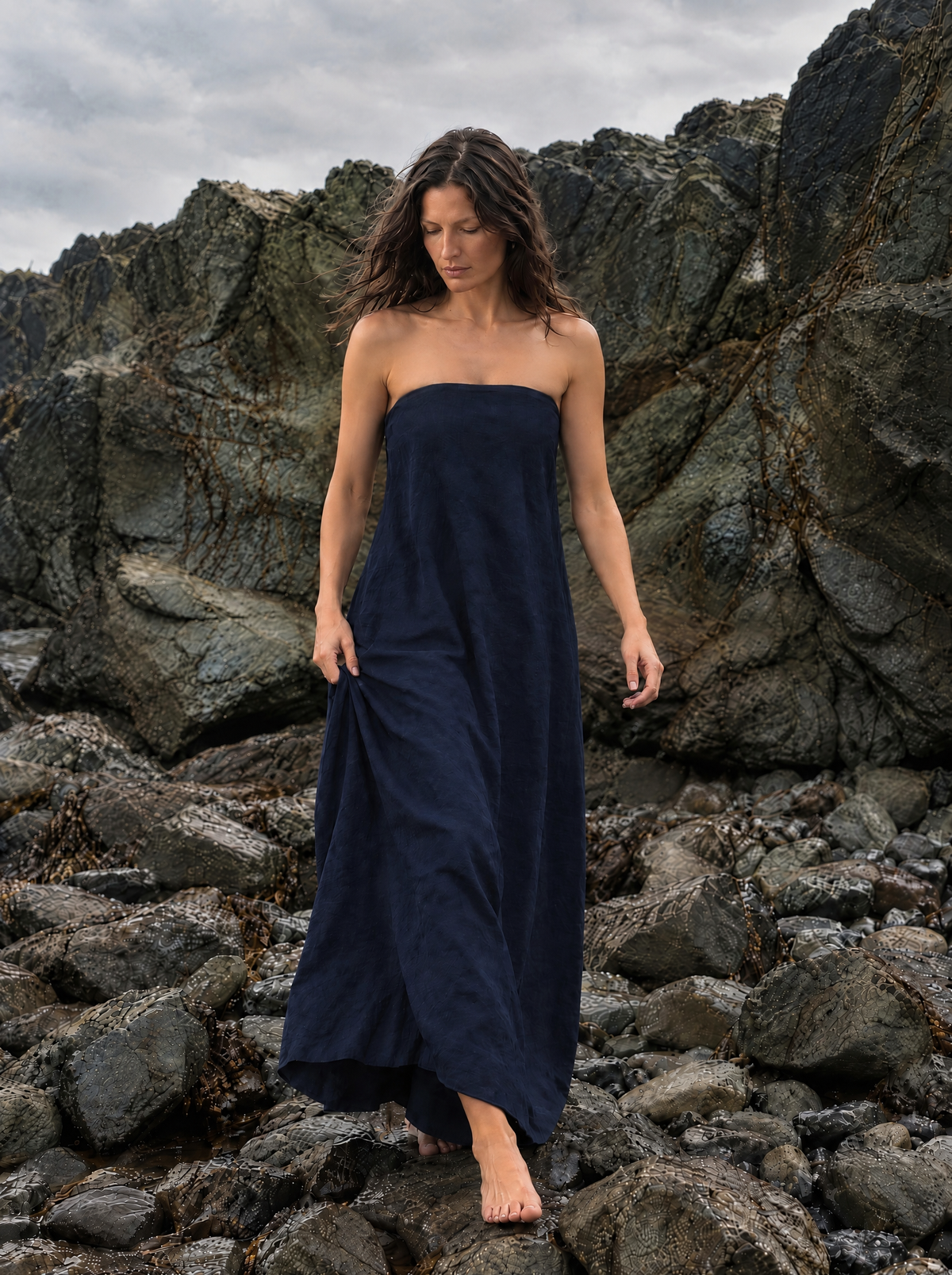 Vestido petra color Azul marino - Lifestyle caminando