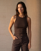 Tank Top Clásico Halter Marrón Oscuro - frente