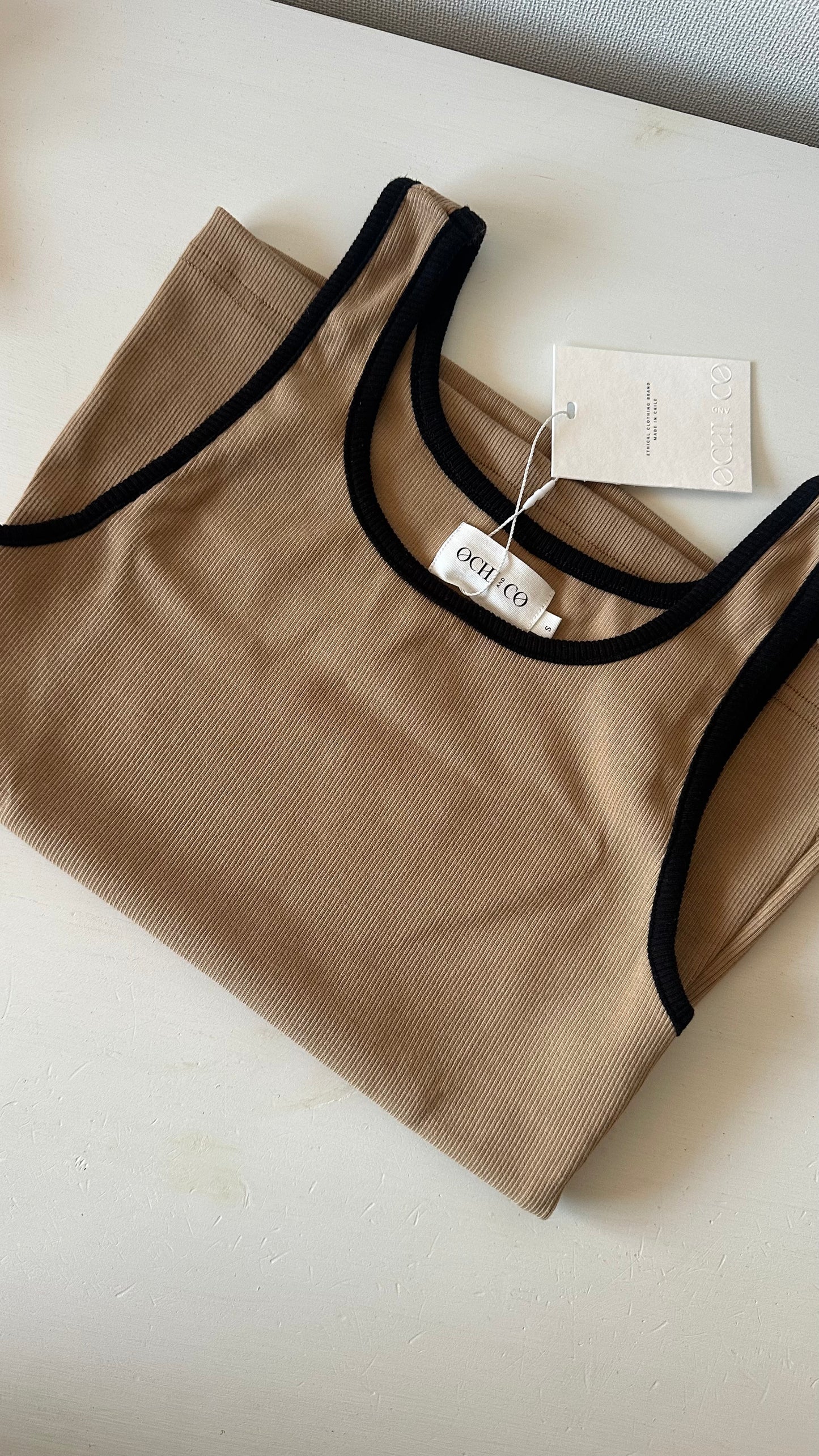 Tank Top - Camel borde Negro