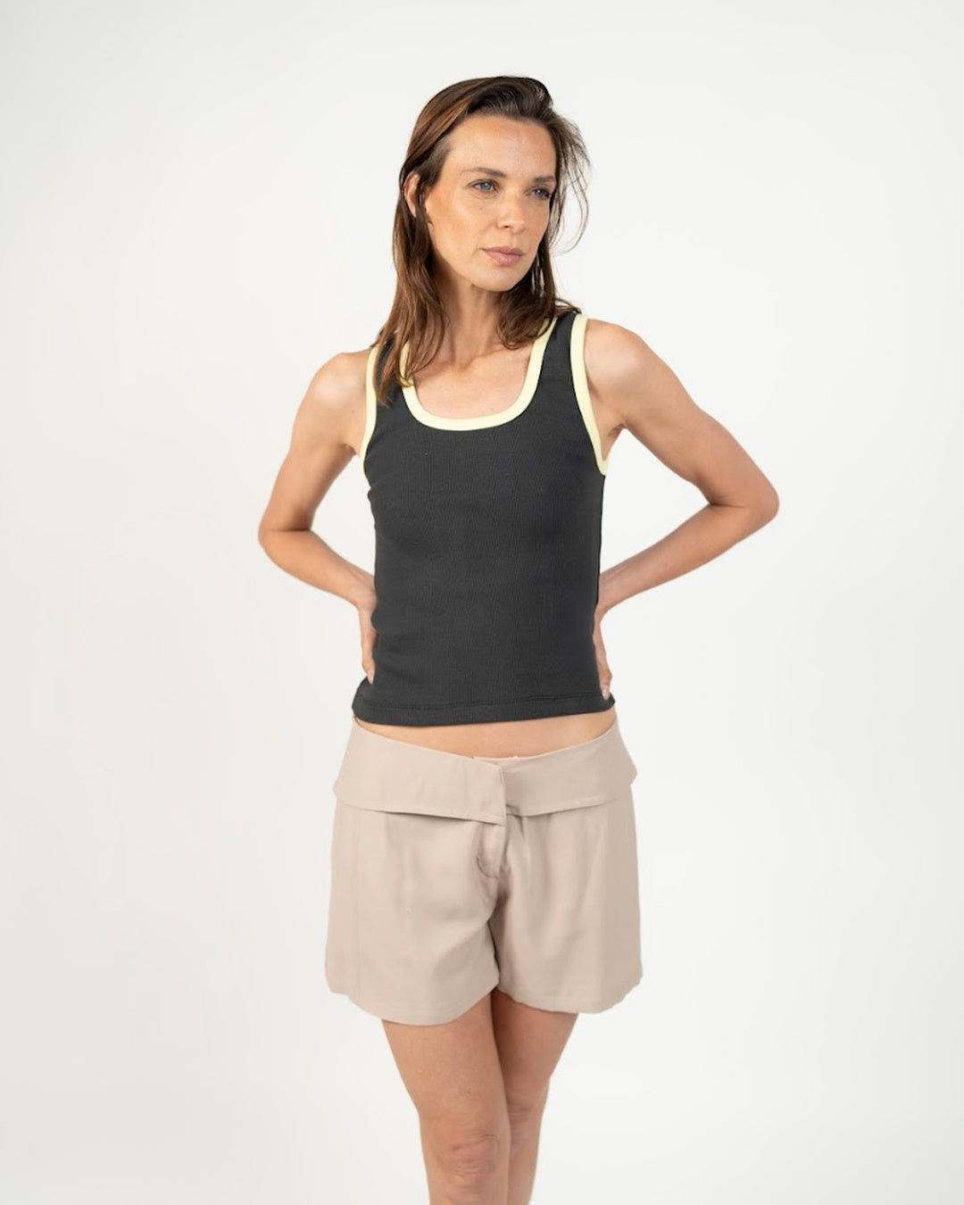 Tank top stone borde amarillo color Amarillo - Ochi and Co