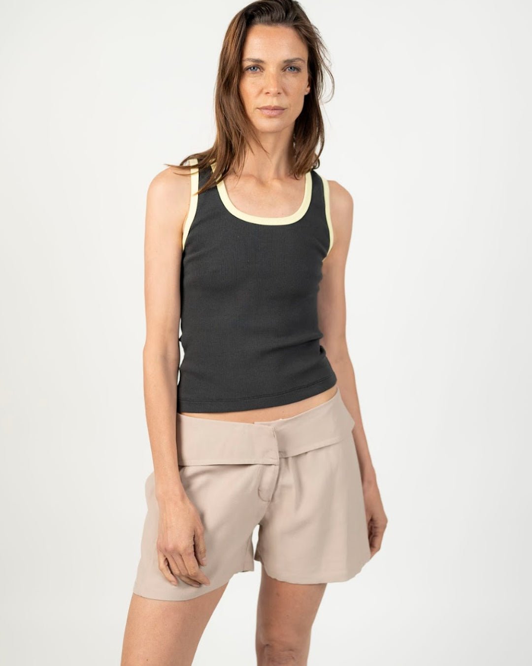 Tank top stone borde amarillo color Amarillo - Vista trasera